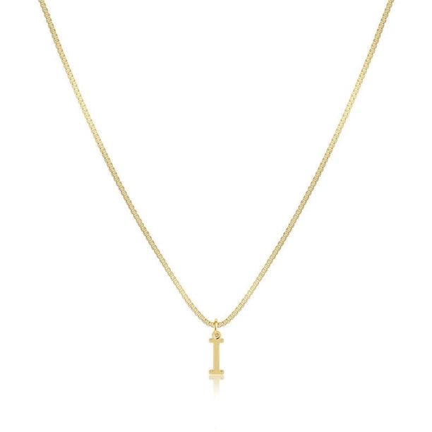 Añade un toque personal a tu look diario con este collar con inicial, una delicada gargantilla con colgante de letra para mujer, perfecta para combinar con otras prendas o para llevar sola con