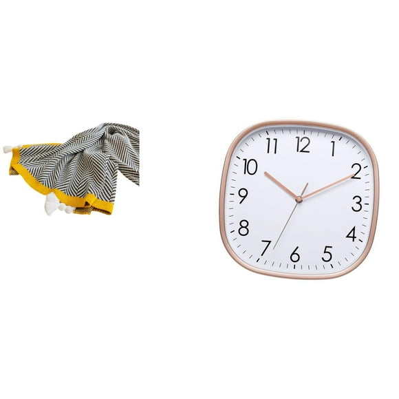 Conjunto de manta de rayas suaves de estilo rústico y reloj de pared digital vintage para una acogedora sala de estar y decoración del hogar.