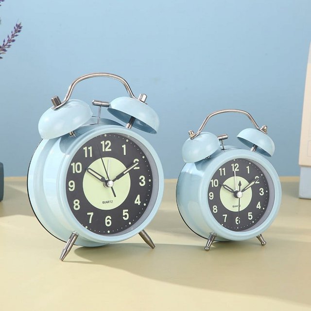 Reloj despertador retro con campana súper ruidosa, reloj despertador electrónico silencioso para niños, reloj de cuarzo luminoso sencillo para sala de estar, dormitorio y estudiantes