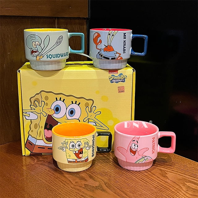 juego de cuatro tazas de bob esponja, caja de regalo exquisita, taza bonita, taza de agua para pareja, regalo de cumpleaños, taza de cerámica — Conjunto de cuatro tazas de cerámica 280 ml con ilustraciones de Calamardo, Don Cangrejo, Bob Esponja y Patricio, asas cuadradas de color, base estriada y caja de regalo amarilla con dibujo de Bob Esponja; vista frontal a nivel de mesa, también suelen usarse como set de regalo para parejas o amigos en celebraciones.