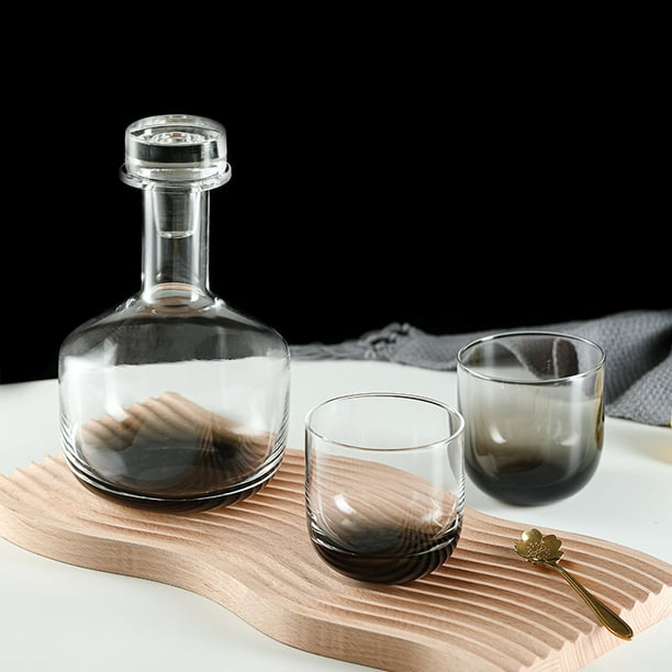 Un vaso de cristal para whisky Un juego de traje Un juego de traje de whisky de rayas ahumadas