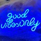 thumbnail image 4 of Señal de neón LED Good Vibes Only, decoración de letrero de neón azul para fiestas, habitaciones, Hotel, Bar, recargable por USB, 1 ud. JAMW Sencillez, 4 of 5
