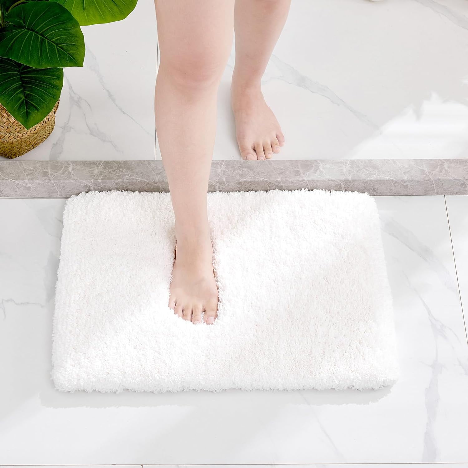 White Bathroom Rug 17x24 Non-Slip Plush Bath Mat Highly Absorbent Ultra Soft Fluffy Floor Mat Machine Washable for Shower Tub