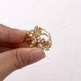 thumbnail image 4 of Pinzas para el cabello pequeñas con forma de margarita y flor de metal dorado para mujeres y niñas, 4 of 5
