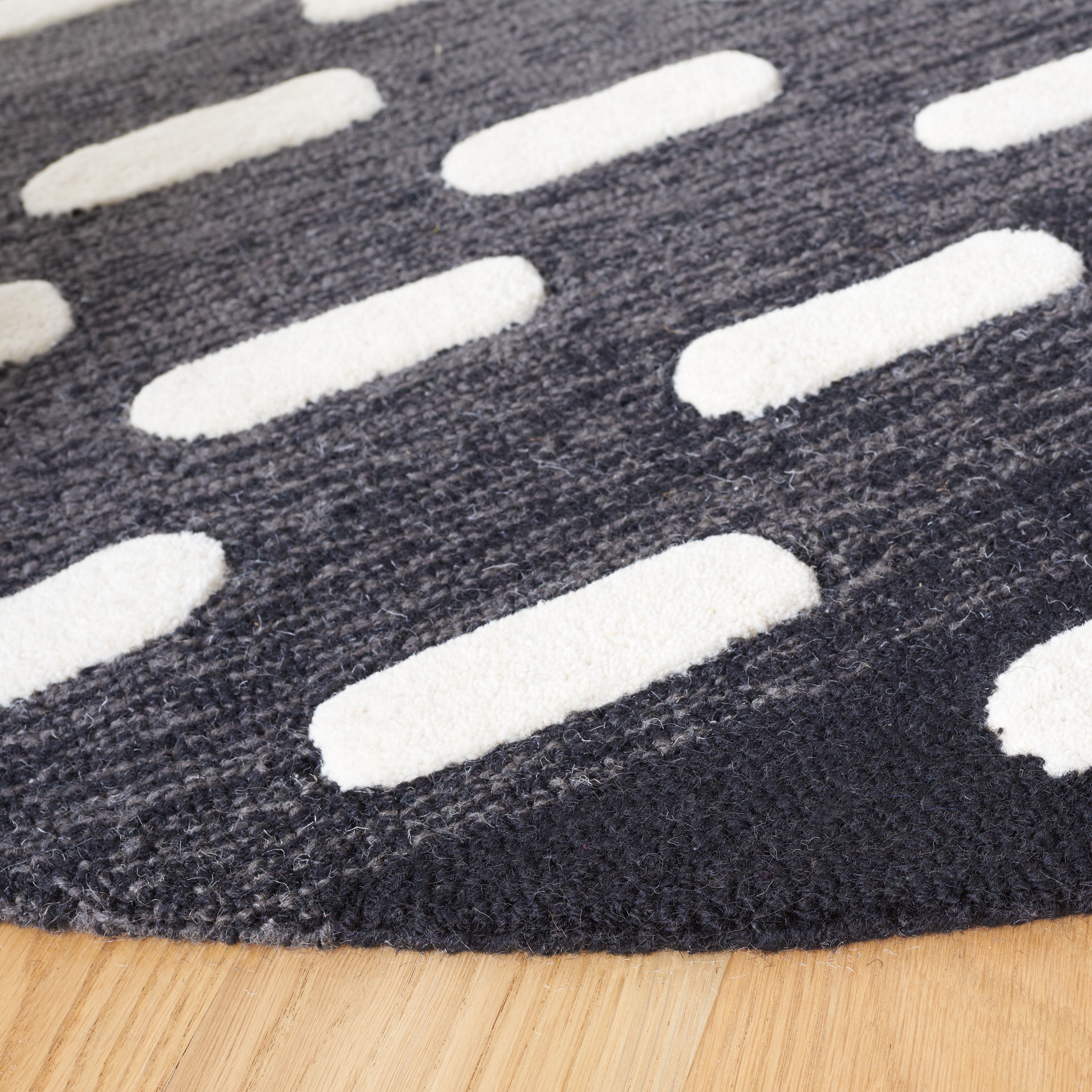 SAFAVIEH Metro Earnestine Geometric Striped Area Rug, Black/Ivory, 6' x 6' Round