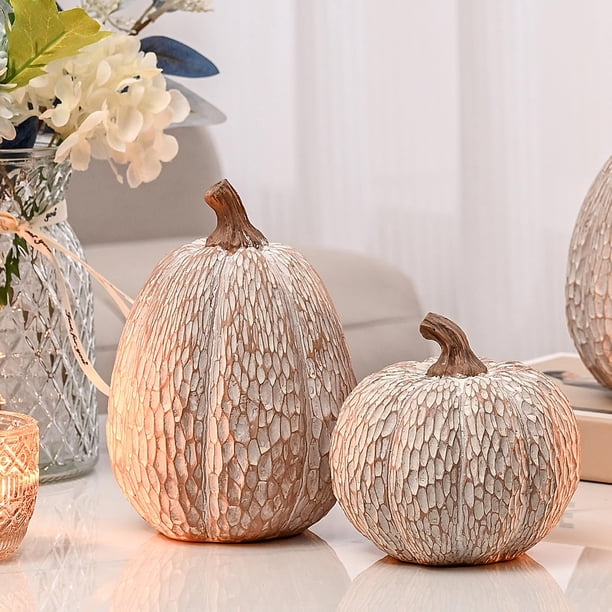 AOMONOA Decoración de calabaza artificial, calabazas decorativas marrones y blancas, figuras de calabazas de resina de Acción de Gracias, juego de 2 estatuas de calabaza talladas para mesa rústica de