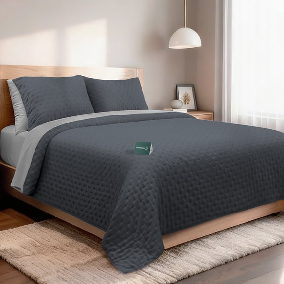 Dreamlab Edredón King Size Ligero y Juego de Sábanas con Fundas de Almohada Decorativas (7 pzas). Set de Colcha Ligera y Sábanas para Cualquier Temporada. Hipoalergénico. Trébol, Grafito / Gris Claro