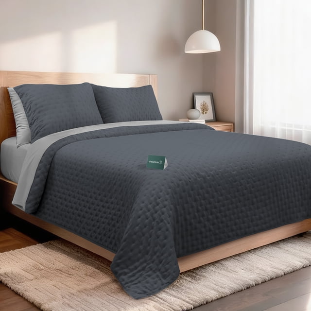 Dreamlab Edredón King Size Ligero y Juego de Sábanas con Fundas de Almohada Decorativas (7 pzas). Set de Colcha Ligera y Sábanas para Cualquier Temporada. Hipoalergénico. Trébol, Grafito / Gris Claro