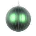 thumbnail image 1 of Adorno Navideño Vickerman Bola Verde Esmeralda Mate con Brillo de 5 Pulgadas, 1 of 2