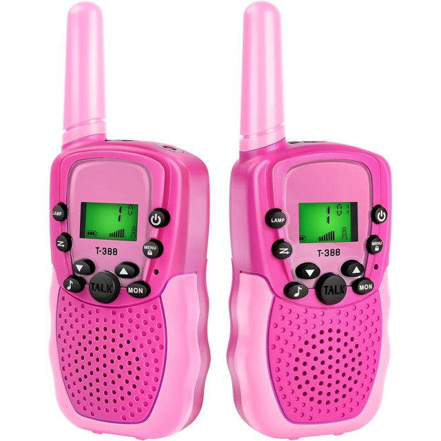 walkie talkie para niños, juguetes para niños y niñas de 3 a 12 años con linterna lcd retroiluminada, paquete de 2 par de walkie talkies infantiles rosa con antena alta, pantalla LCD verde retroiluminada frontal, botones visibles (TALK, MON, LAMP, MENU), rejilla de altavoz perforada y carcasa con agarre lateral; vista frontal, colocados lado a lado sobre fondo blanco, adecuados para juegos al aire libre y campamentos.