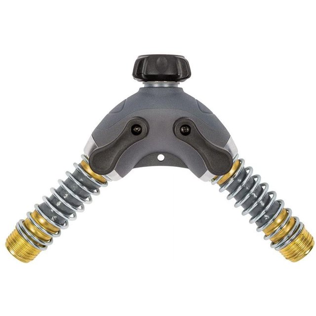gilmour adaptador de grifo de alto caudal, 2 salidas — Vista frontal centrada de un adaptador de grifo plateado en forma de Y con cuerpo rezimar y acoplamiento giratorio de metal; perilla negra grande de encendido/apagado con agarre suave; dos pasajes independientes de alto caudal con conectores roscados dorados y muelles anti-torsión para mangueras; a menudo se usa también para alimentar dos líneas de riego pequeñas desde un solo grifo.