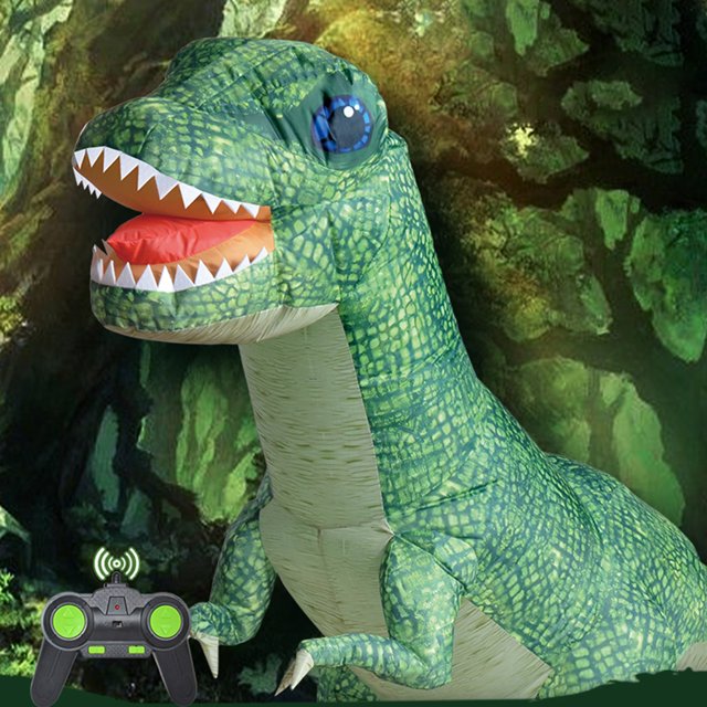 juguetes inflables de dinosaurio, los mejores regalos, juguetes de dinosaurio jurásico, control remoto para niños y niñas Inflable jurásico verde 3/4 con silueta tipo T‑rex y escamas impresas en PVC; boca abierta con dientes blancos y lengua naranja, ojos azules grandes, patas con garras plásticas y control remoto negro con botones verdes en primer plano; diseñado para inflado automático y movimiento por control remoto y a menudo usado como decoración para fiestas.