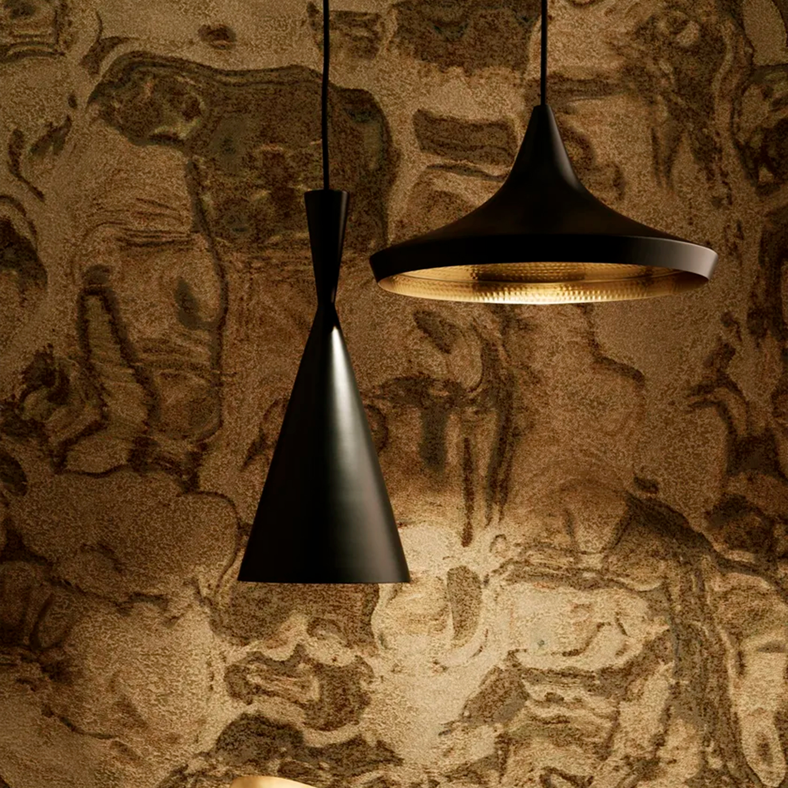 Heavenly Collections | Suspension Cône Sablier Moderne - Luminaire Noir Mat Style Mid-Century avec Intérieur en Feuille d'Or Martelée