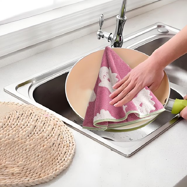 YIMWNYI Round Ghost Hand Towel, Cute Halloween Decoration, Soft Polyester Fiber, Highly Absorbent, Convenient Hanging Design, Practical and Festive Towel for Home Use