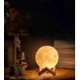 thumbnail image 4 of Lámpara de luna, lámpara lunar de impresión 3D de 4 pulgadas, luz nocturna con soporte de mano negro como regalo de cumpleaños para niños, mujeres, niñas y niños, carga USB, control táctil, brillo, tres tonos, blanco cálido y frío Sailing Electrónica, 4 of 5