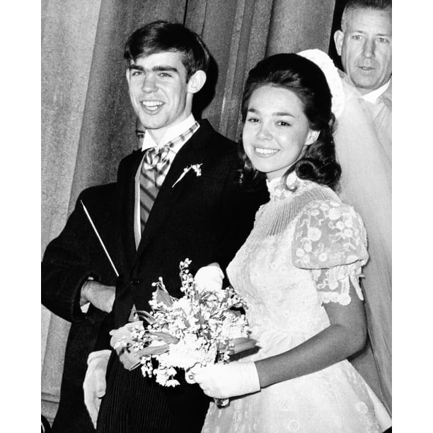 Wedding Of Julie Nixon To David Eisenhower Newlyweds Leaving Marble ...