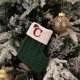 thumbnail image 3 of Medias navideñas con copos de nieve verdes, bolsas de regalo de punto suave, colgantes para decoraciones festivas, decoración de chimenea, 26 letras rojas, 3 of 5