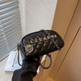 thumbnail image 3 of Bolso pequeño texturizado para mujer 2025, nuevo estilo de color liso, moderno bolso bandolera con cadena de diamantes, elegante bolso de hombro, 3 of 4