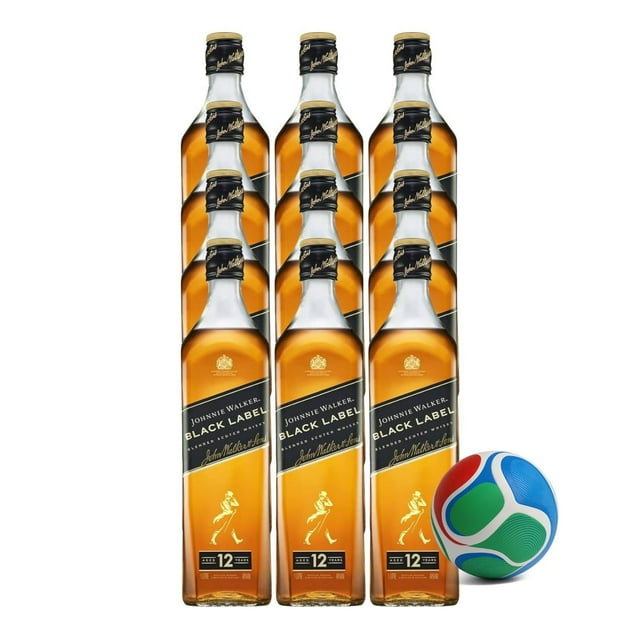 12 whisky Johnnie Walker Blend Black Label 1 L pack de 12 botellas de 1 L mostradas en tres columnas frontales; botellas altas de vidrio ámbar con etiqueta negra diagonal que indica 'Black Label' y sello en el cuello, tapón dorado; balón mini tricolor azul, verde y rojo colocado al frente, suele usarse como recuerdo o regalo en eventos deportivos.