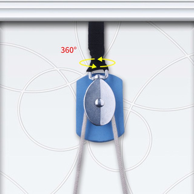 Exerciseur de Réadaptation pour l'Épaule Conçu pour une Utilisation par-Dessus la Porte, Doté d'Un Mécanisme de Poulie Robuste en Acier Allié avec une Plaque de Support Bleue et des Cordons Blancs. la Poulie Est Fixée de Façon Sécuritaire à un Cadre de Porte avec une Sangle Noire, Offrant une rotation à 360 Degrés pour un Fonctionnement Fluide. Convient pour Améliorer la Mobilité de l'Épaule, la Récupération Postchirurgicale Ou la Réadaptation après Blessure.