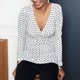 thumbnail image 5 of Camiseta de maternidad con cuello en V y manga larga con estampado de lactancia para mujer (tipo AL), 5 of 7