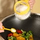 thumbnail image 5 of Especiero transparente de cocina con tapa sellada y dosificador medible. Recipiente de vidrio de gran apertura para sazonar fácilmente y organizar la despensa. Aestivo | Amarillo | AESTIVO, 5 of 5