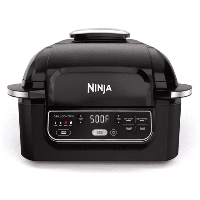 ninja foodi parrilla inteligente 5 en 1 freidora de aire asar horno deshidratador ig302qb renewed negro, vista frontal con tapa arqueada y logo Ninja; unidad negra con panel digital LED que muestra temperatura y botones para modos preestablecidos (grill, air crisp, roast, bake, dehydrate), asas laterales y bandeja interior extraíble antiadherente. Adecuada para freír con aire, asar y deshidratar; a menudo usada también para recalentar comidas congeladas rápidamente.