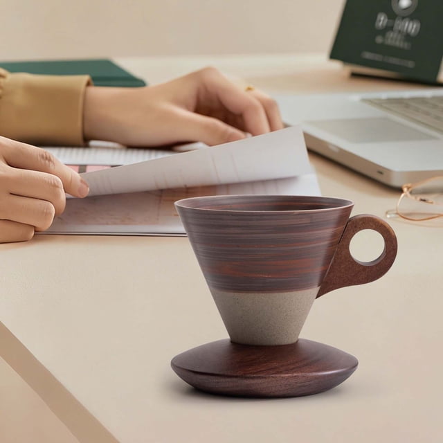 Taza de Café Cónica de Cerámica Rústica Vintage con Asa de Madera Incrustada y Base de Madera Maciza, Taza de 200ml con Textura Escarchada para Preparación de Café Casero y Té.