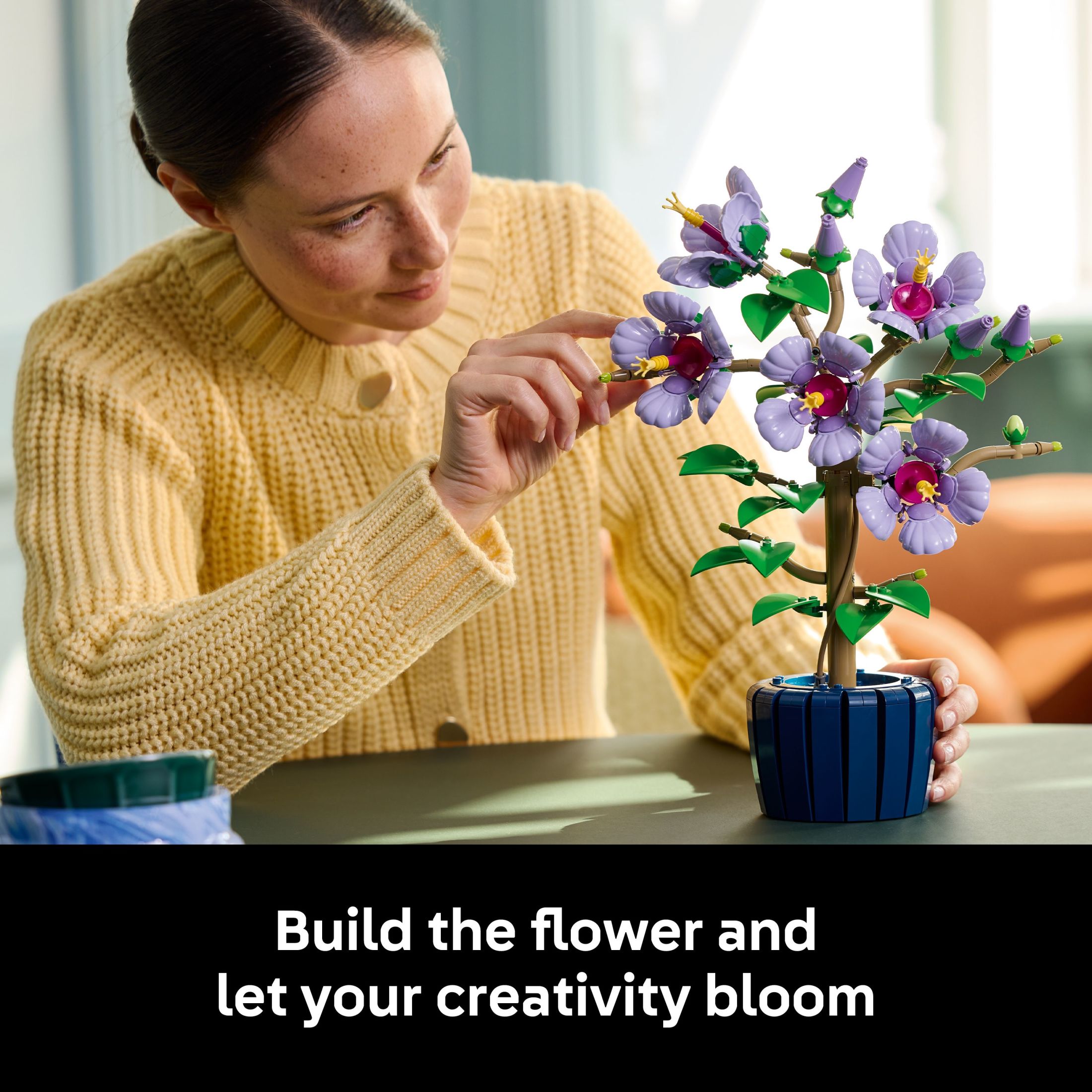LEGO Botanicals Flor de Hibisco Set de Construcción - Bloques de Construcción de Planta y Flor Artificial para Mujeres y Hombres Mayores de 18 Años - Idea de Regalo para Decoración del Hogar u Oficina - 10372 4