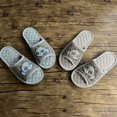 thumbnail image 3 of Zapatillas de tela engrosada de tres capas para parejas de hombres y mujeres, zapatillas de piso de madera para interiores para el hogar, pequeñas a cuadros, 3 of 3