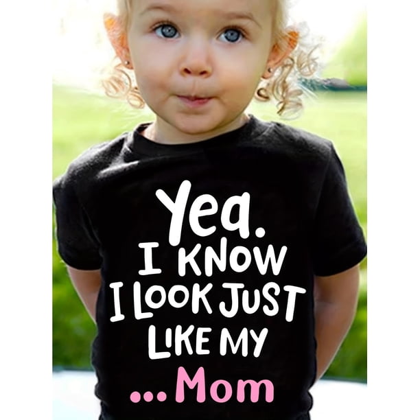 Camiseta de algodón suave para niña con el divertido estampado "Yeah, I Know I Look Just Like My Mom" (Sí, sé que me parezco a mi mamá). Cómoda camiseta informal de cuello redondo y manga corta para