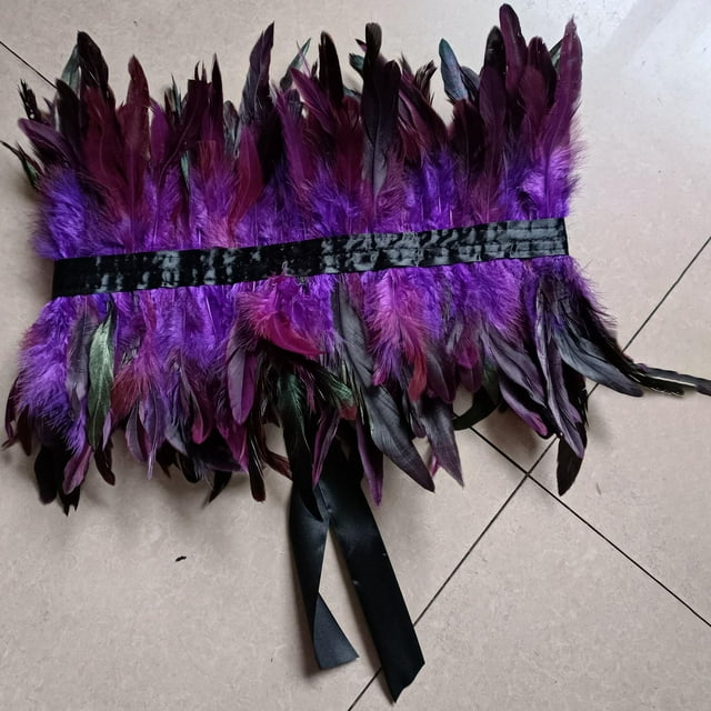 Capa tipo chal Macarena con plumas para disfraces púrpura