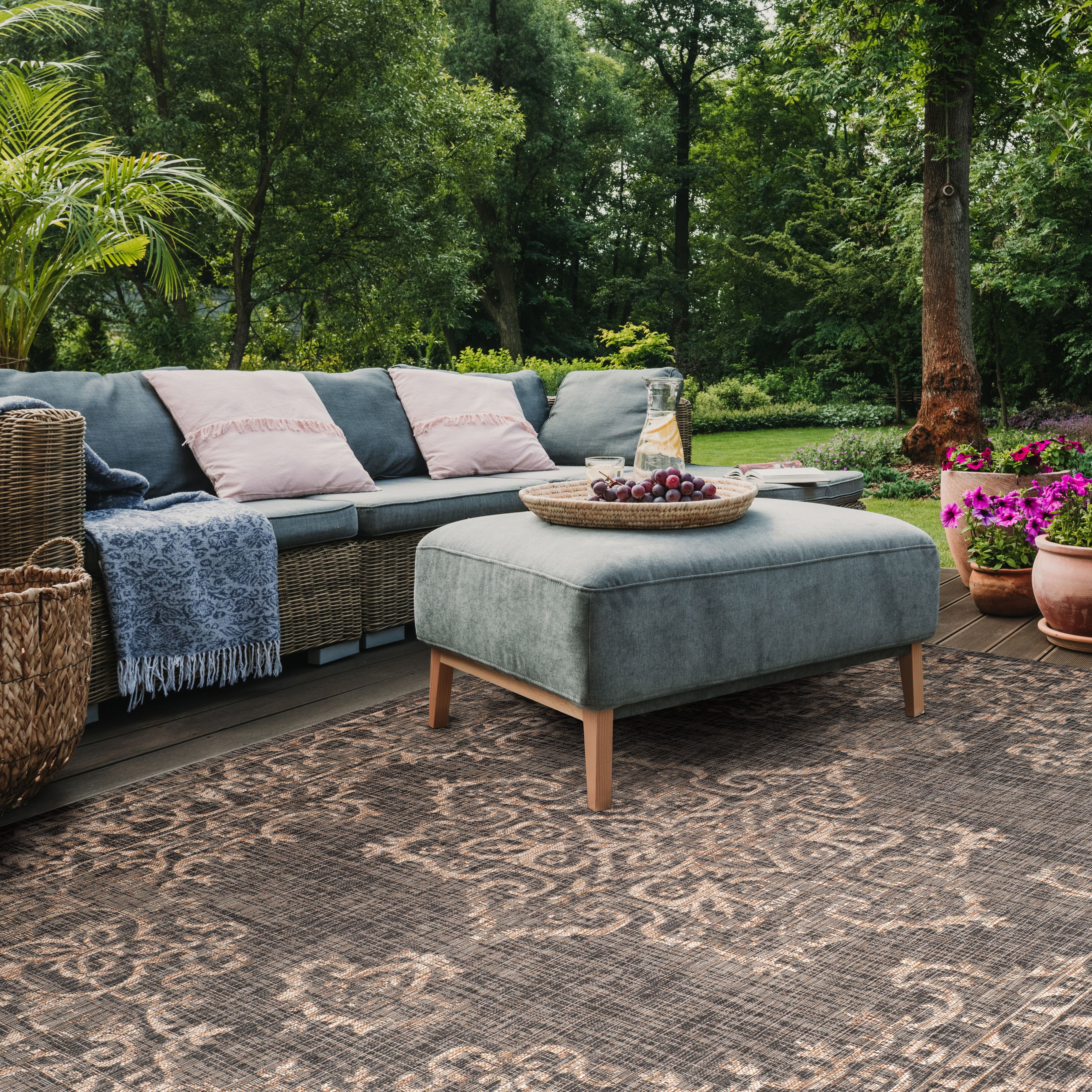 SAFAVIEH Courtyard Clodagh Medallion Indoor/Outdoor Area Rug, Black/Natural, 5'3" x 7'7"