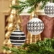 thumbnail image 1 of Adornos navideños de bolas blancas y negras con formas únicas | Juego de 6 piezas | Adornos de plástico de 7 cm para árboles de Navidad, fiestas y bodas, 1 of 5