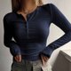 thumbnail image 3 of Top ajustado con medio botón estilo Sexy Top informal para mujer traje diario con cuello en V para chica picante, 3 of 6