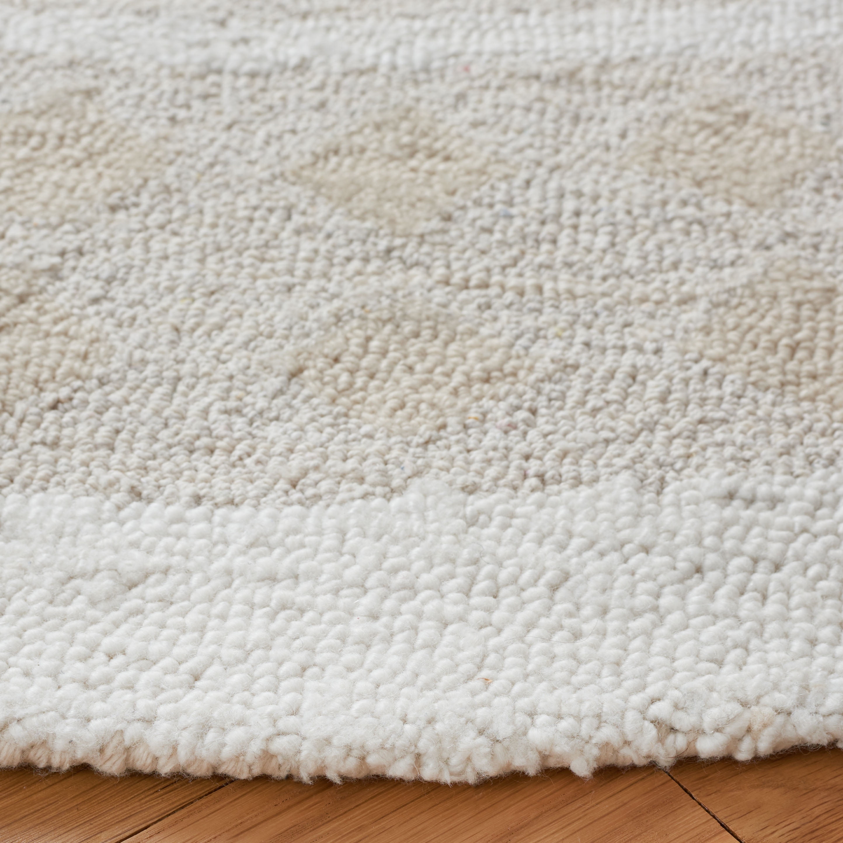 SAFAVIEH Capri Trinity Distressed Area Rug, Beige/Ivory, 6' x 6' Round