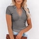thumbnail image 2 of Camisa corta para mujer, manga corta, cuello en V, ajuste de cintura, verano, informal, ajustada, camiseta corta, Tops para viajes, al aire libre, trabajo en casa, 2 of 6