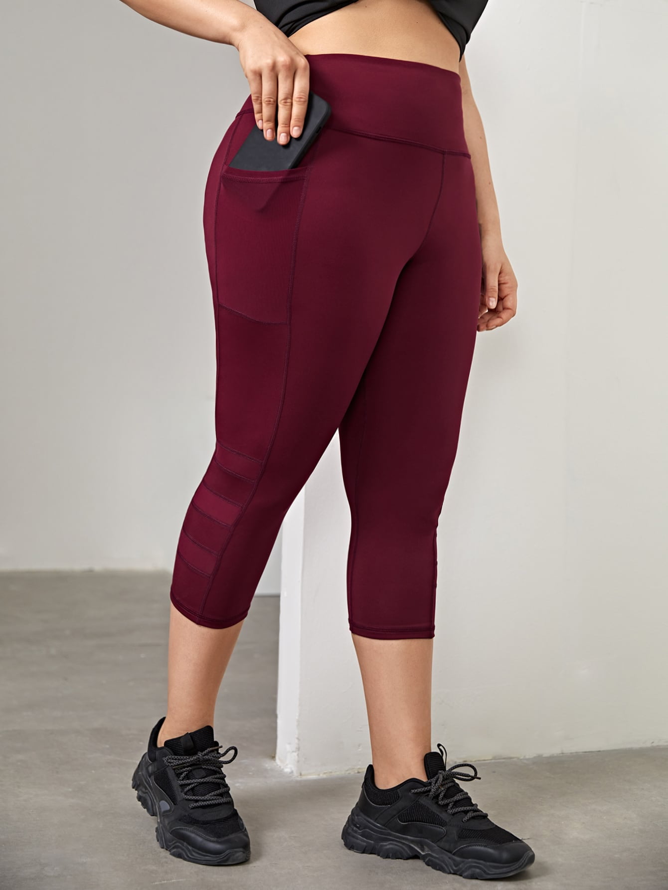 women's sports leggings with phone pocket guide