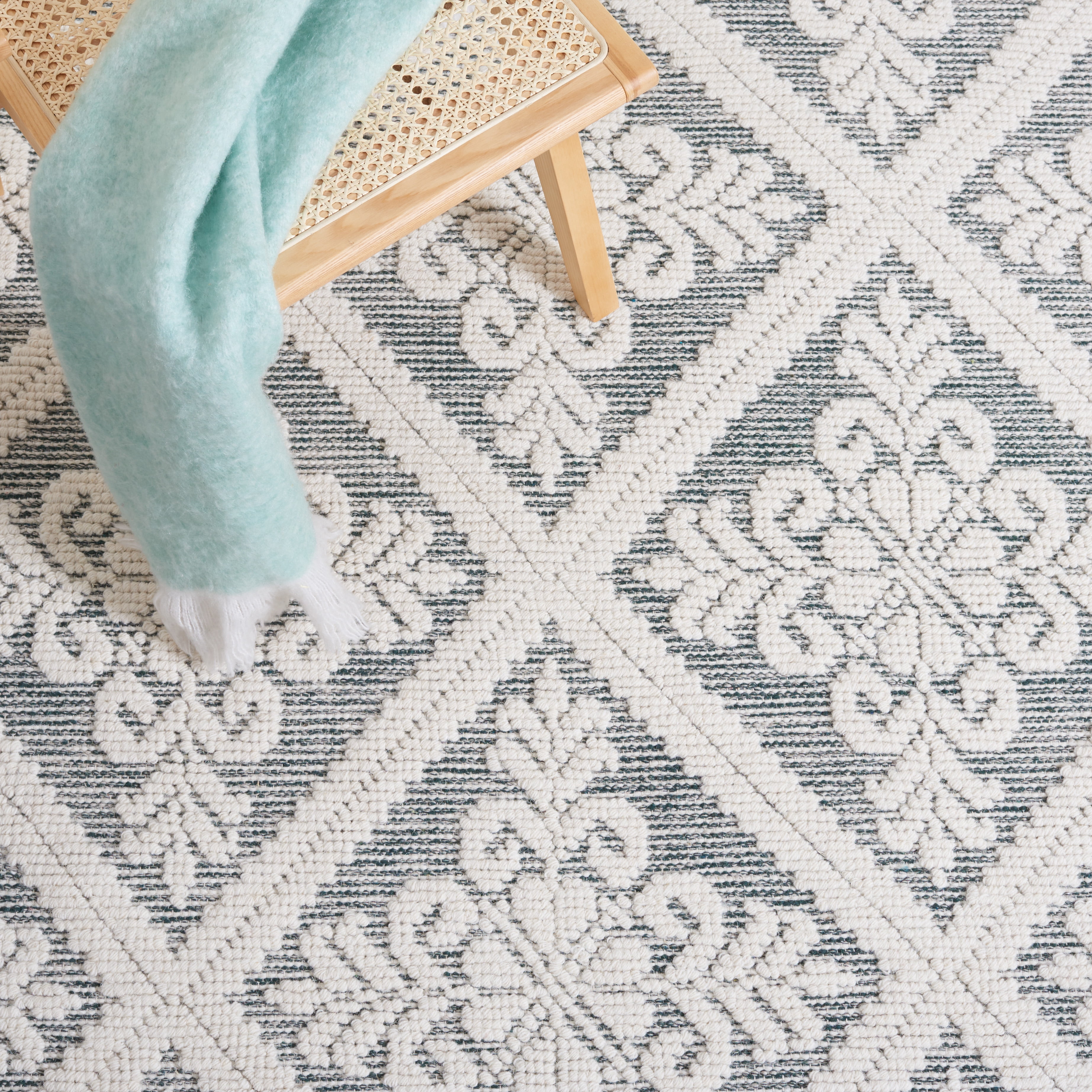 SAFAVIEH Vermont Trinity Floral Geometric Wool Area Rug, Ivory/Green, 6' x 6' Round