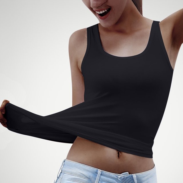SMihono Débardeur pour Femme à Encolure Ronde Sans Manches, Fabriqué en Matériau Respirant et Léger de Couleur Noire Unie. le Débardeur Est Montré en Tissu Extensible pour Miser sur Sa Flexibilité et Son Ajustement Confortable, Assorti à des shorts en denim Bleu Pâle. Idéal pour l'Été, les Sorties Décontractées, les Sorties à la Plage Ou les occasions Actives.