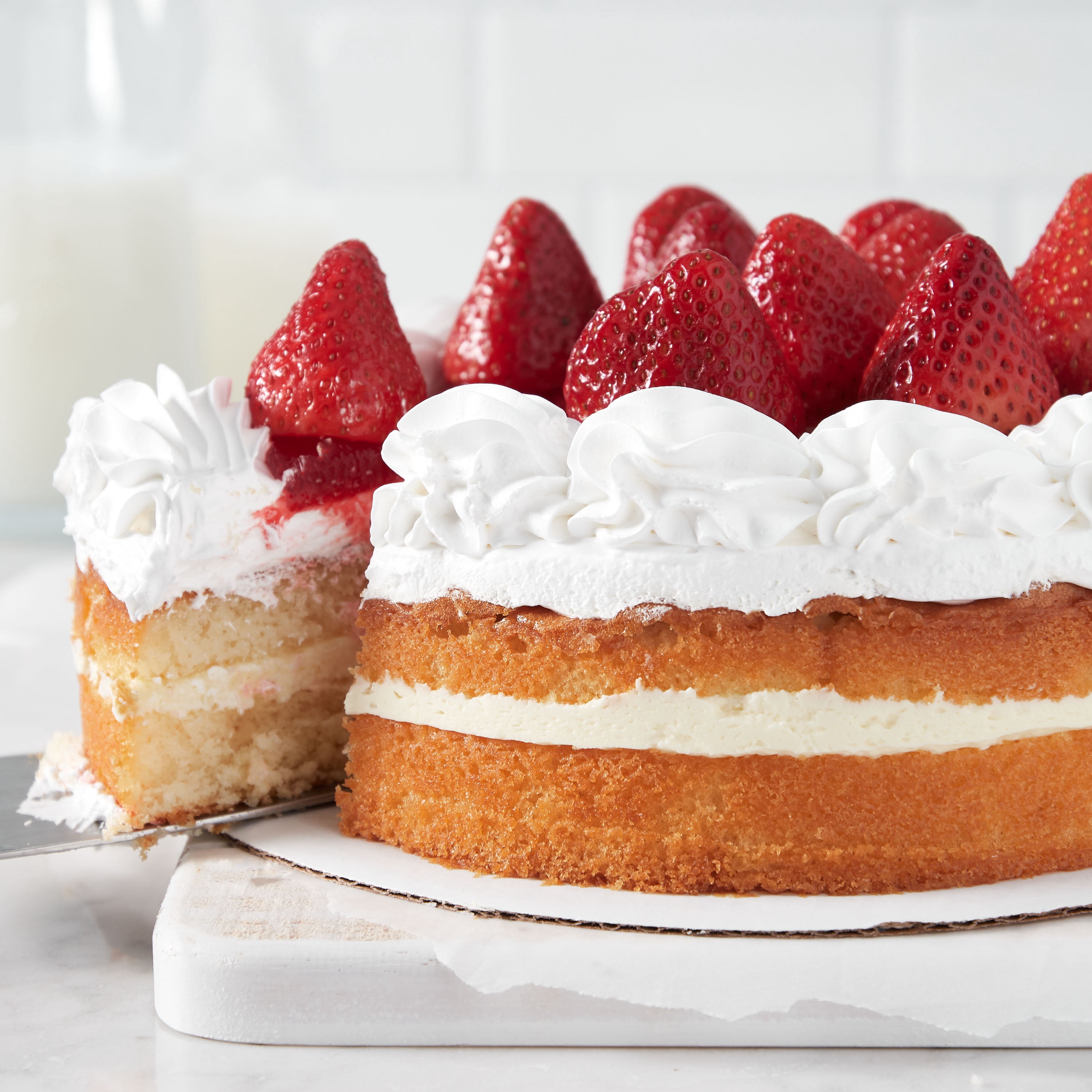 Freshness Guaranteed Fruit Topped Cake, 30 oz (Refrigerated/Regular)