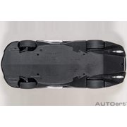 McLaren Speedtail Supernova Silver Metallic with Black Top and Suitcase Accessories 1/18 Model Car by Autoart