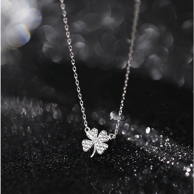Versión coreana del collar de clavícula de cuatro hojas para mujer, diseño de nicho de lujo ligero y de alta gama