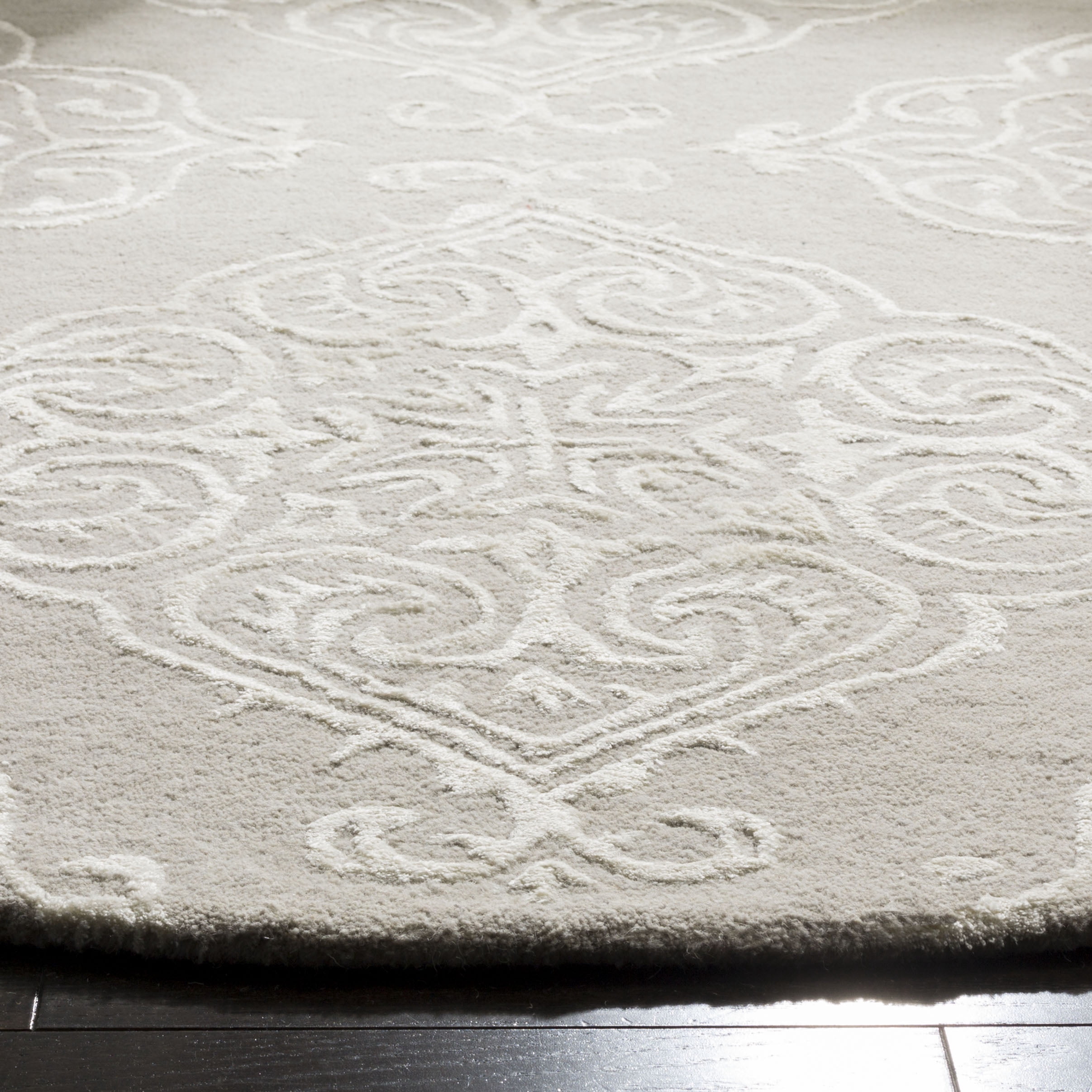 SAFAVIEH Glamour Georgene Damask Area Rug, Silver/Ivory, 6' x 6' Round