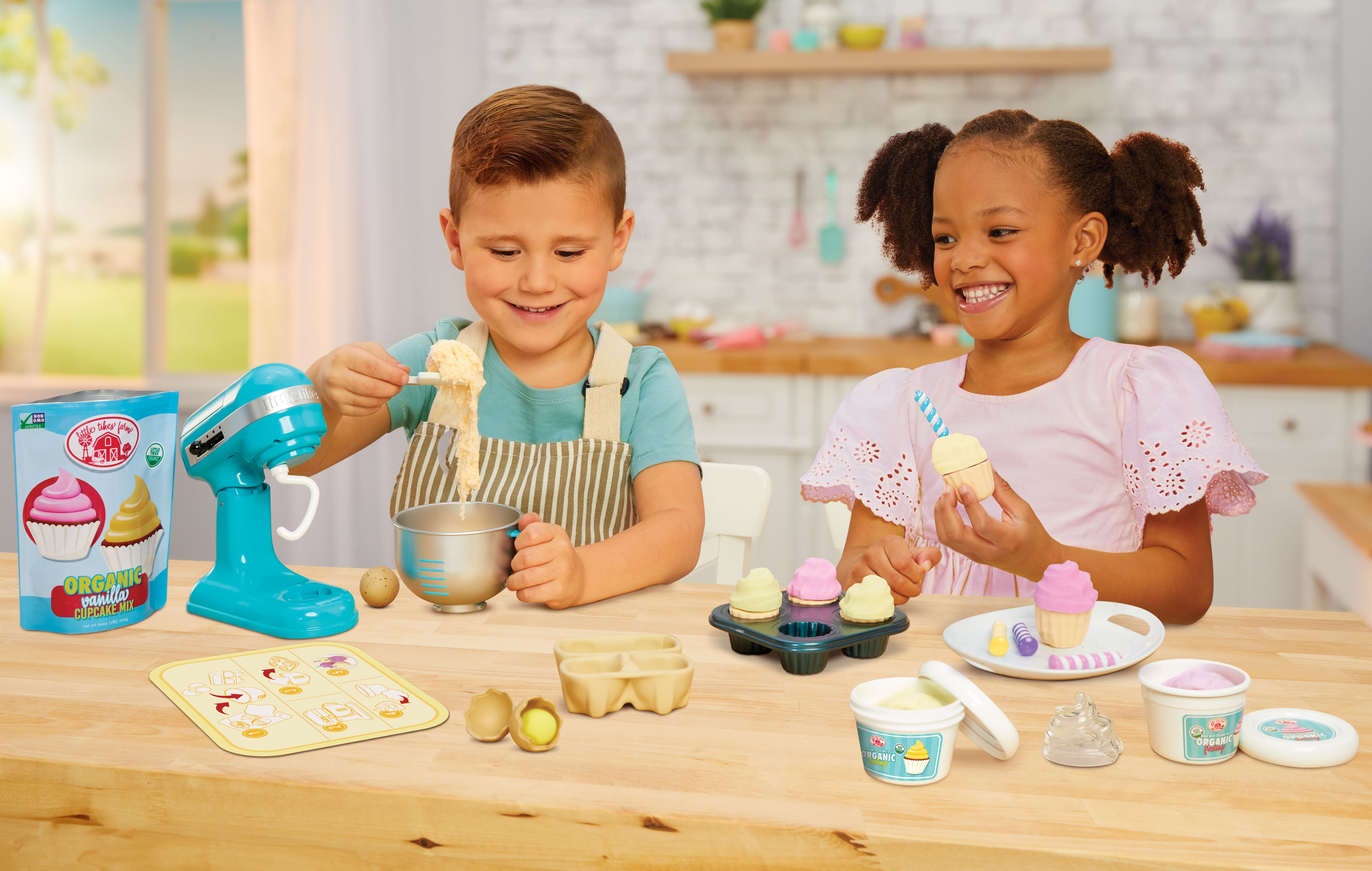 Little Tikes Creative Chefs Baker’s Kit with Make-It Mix Play Sand, 18 Accessories, Realistic Pretend Play Set, Boys, Girls, Ages 3+