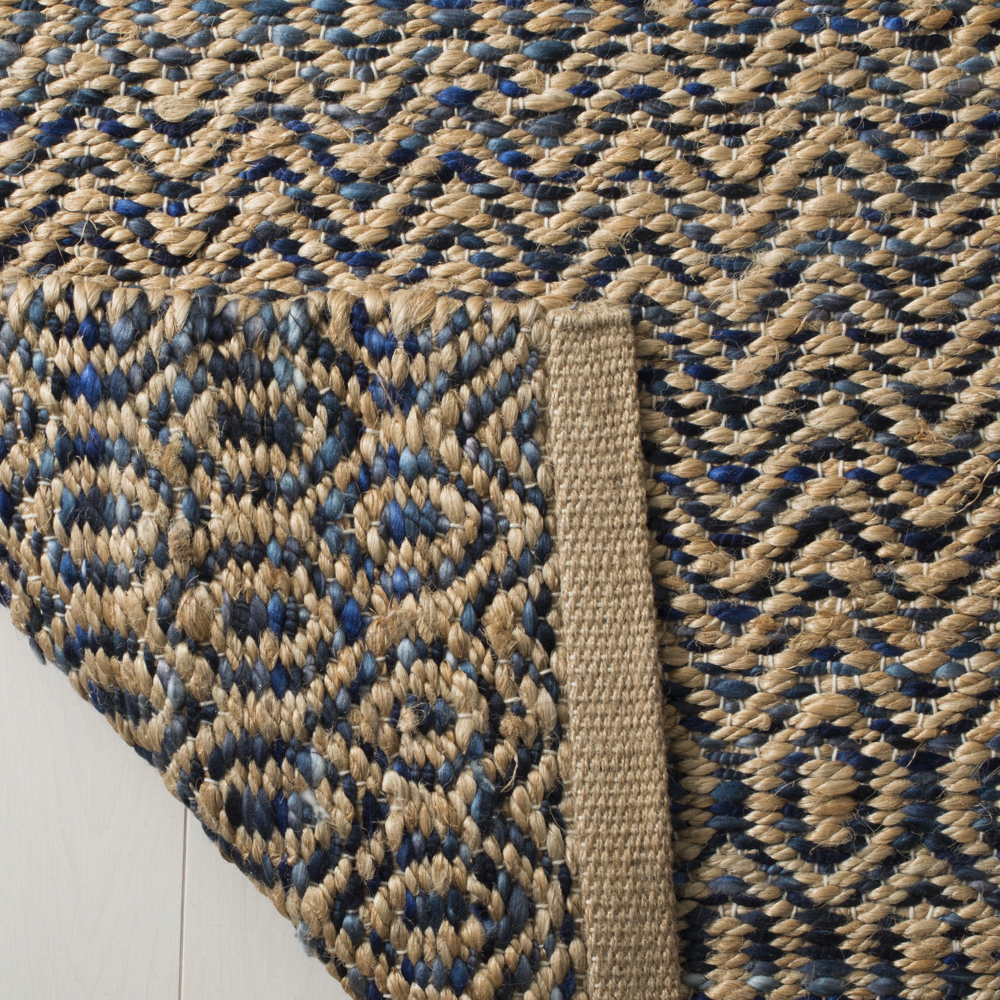 SAFAVIEH Cape Cod Susan Geometric Area Rug, Navy/Natural, 5' x 8'