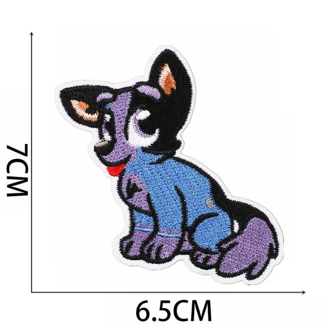 bluey series parche bordado adhesivo caliente parches infantiles animados de planchado en ropa y bolsas — parche bordado de perro sentado, vista 3/4 frontal; aprox. 6.5 cm × 7 cm; puntadas visibles en hilo azul, lila y negro con borde blanco y respaldo termofusible; adecuado para decorar o reparar ropa y mochilas.