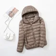 thumbnail image 4 of Chaqueta de plumón de pato para mujer, abrigo corto ajustado con capucha, color blanco cálido, talla grande 5XL, 6XL, 7XL, otoño e invierno, 2023, 4 of 5
