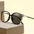 thumbnail image 3 of Lunettes de Lecture Photochromiques pour Femmes Unisexes Rétro Lunettes de Soleil Changeant de Couleur Mode Il de Chat Presbytie Persistante Gris (normal) 4.0, 3 of 6