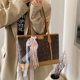 thumbnail image 3 of Bolso de mano con estampado retro de moda en contraste de color para mujer, nuevo bolso de hombro de gran capacidad para ir al trabajo y al ocio, 2025, 3 of 5